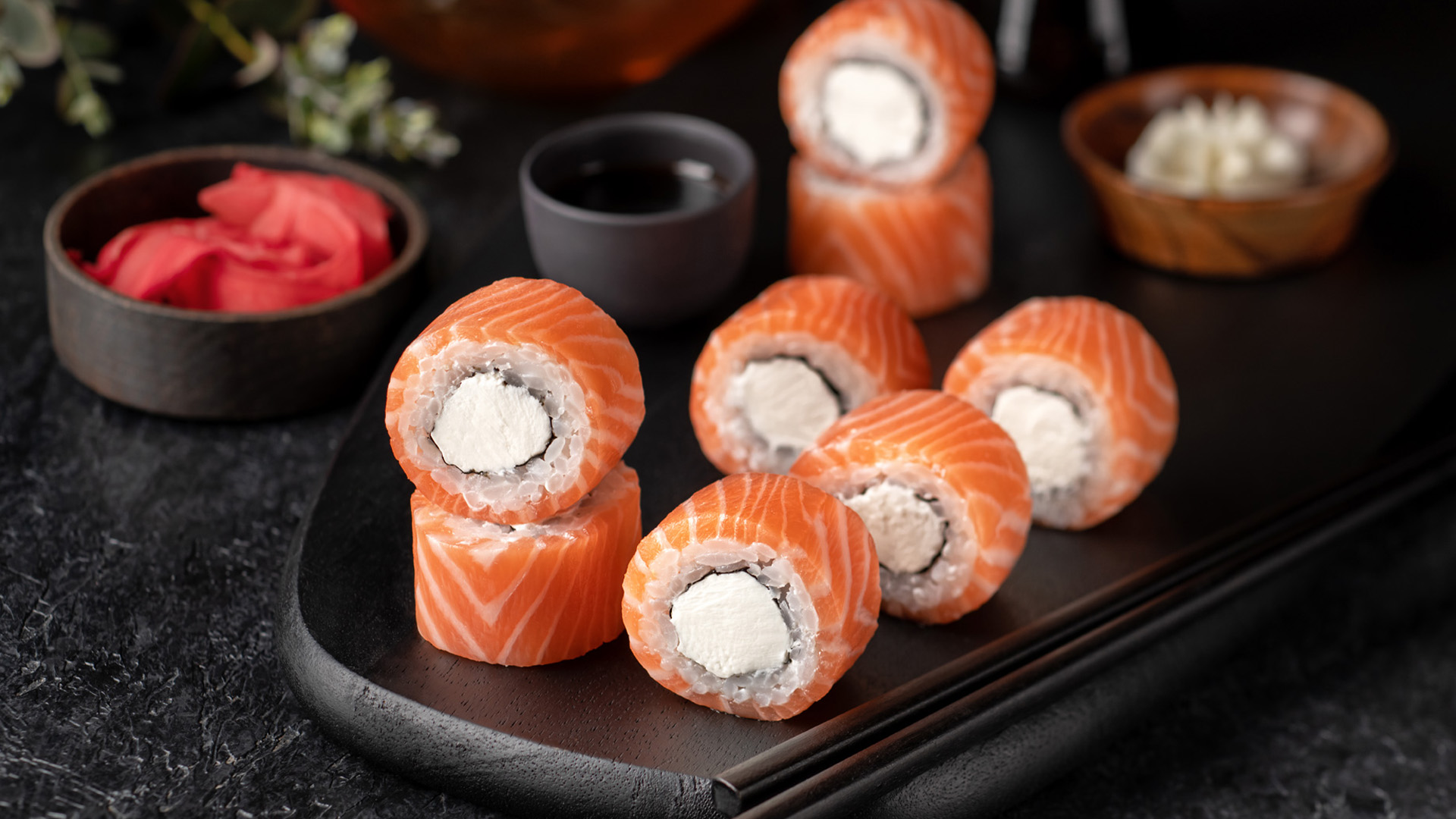 СушиСтор – это сеть из более, чем 70-и суши-баров, службы доставки суши, роллов, сетов, wok.
